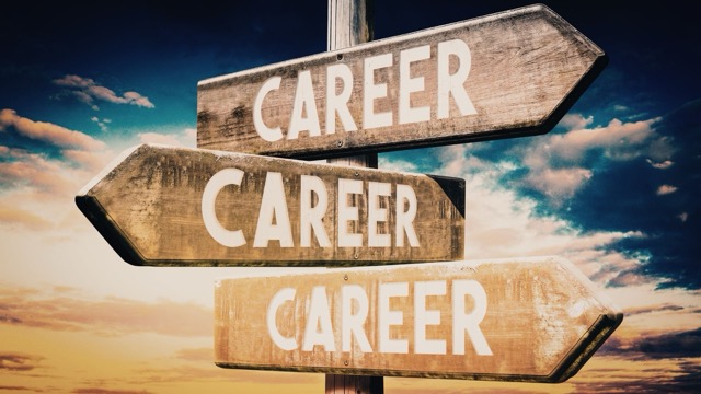 Cartello con più direzioni che rappresenta le scelte di carriera e il cambiamento professionale dopo i 40 anni